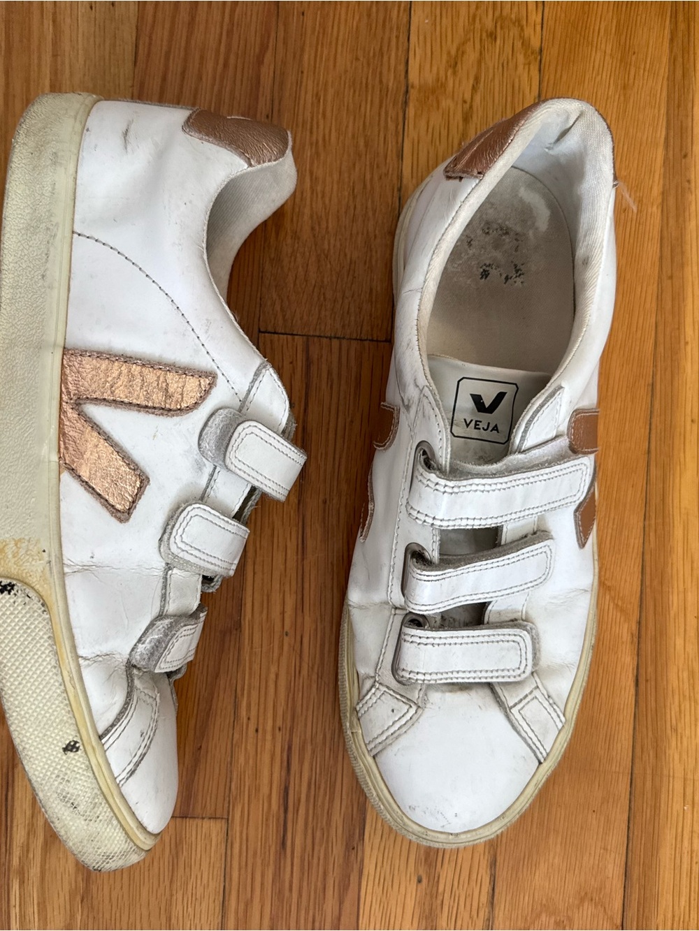 Women’s Veja Recife logo sneaker rose gold logo
